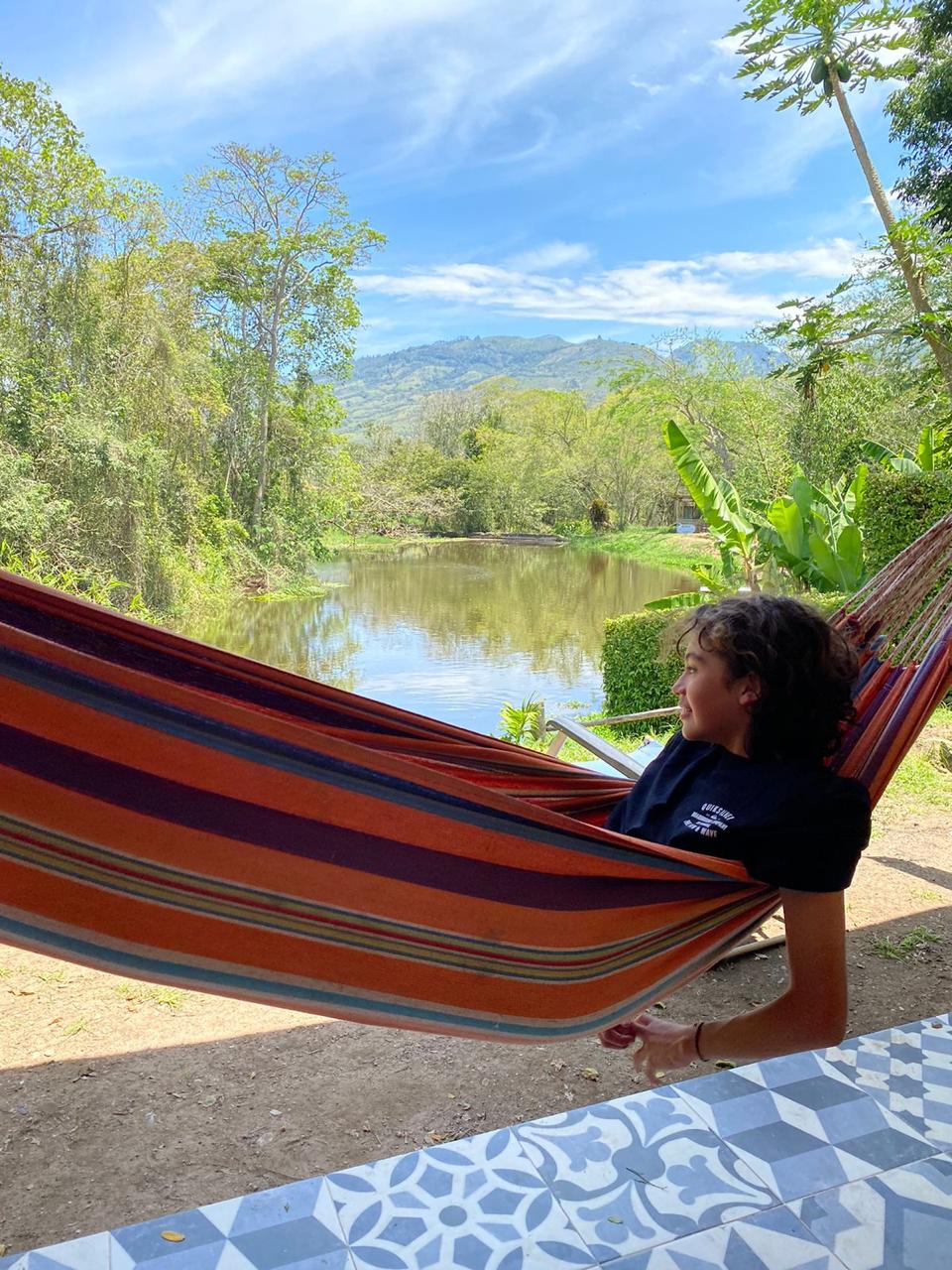 Descanso en hamaca Glamping Aguas Claras Bamboo ecolodge